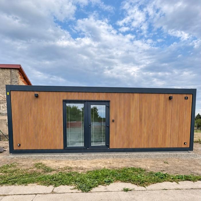 Záhradný domček 8,24 × 2,90 m, kompletne vybavený